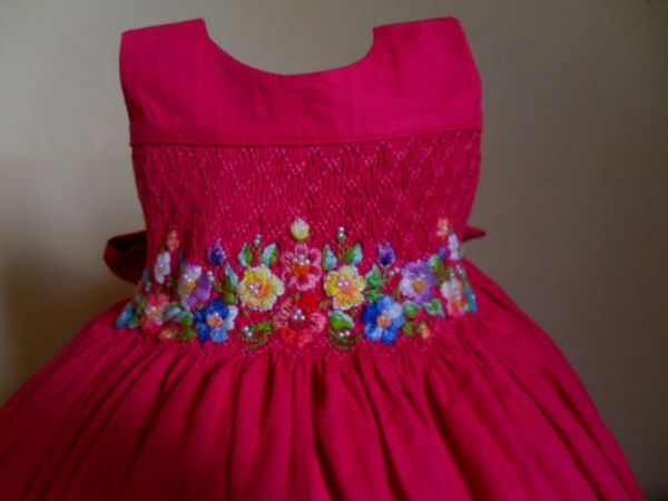 lindo vestido bordado colorido