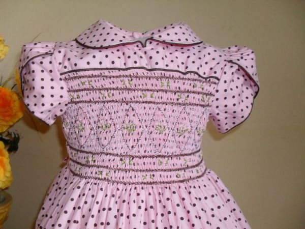vestido de poa marrom