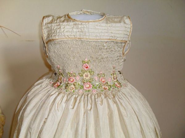 vestido de tafeta bordado a mão
